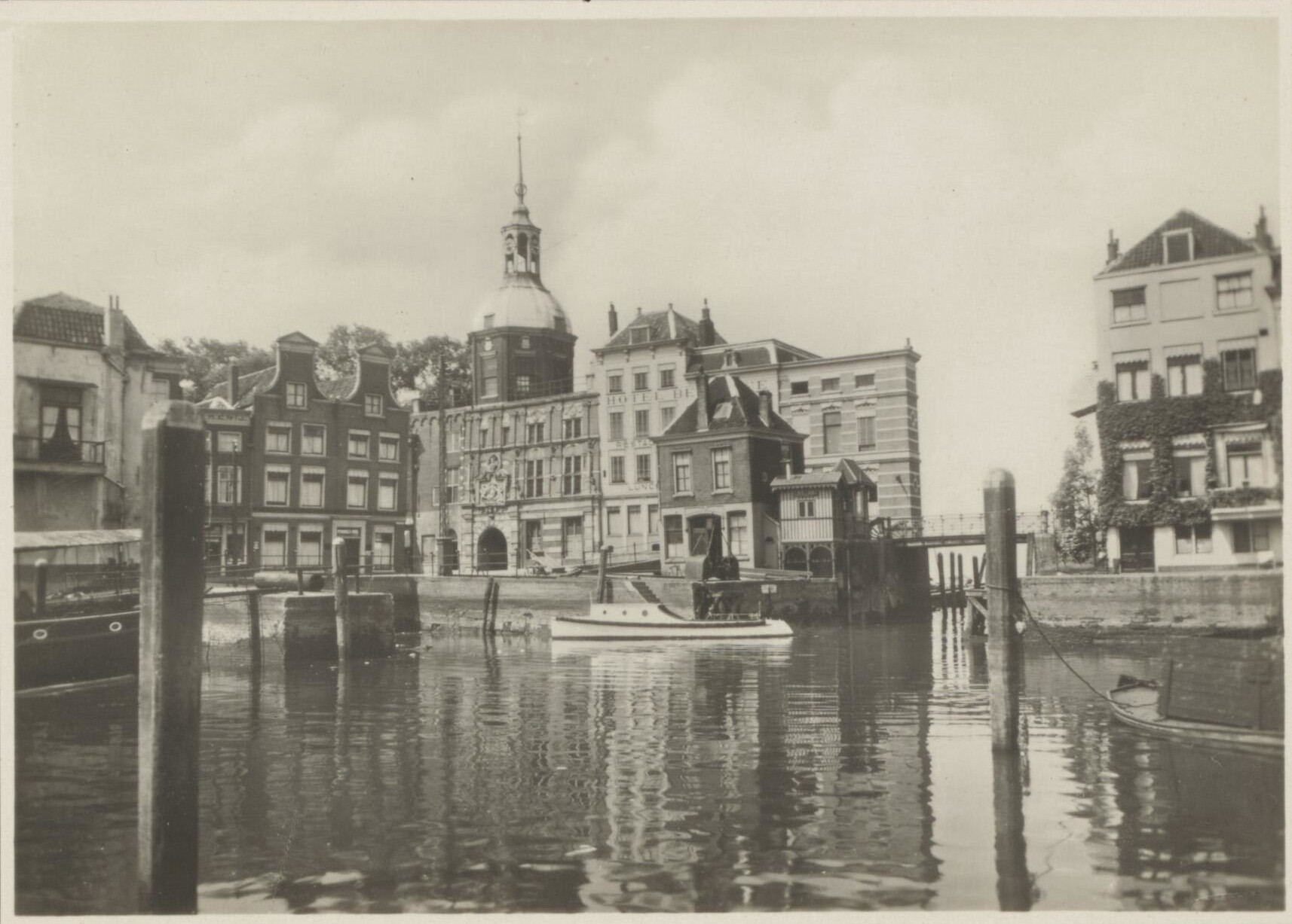 Foto uit de jaren 1930 waarop links nog twee klokgevels te zien waren. In die panden zat Pennock's Hotel Aux Armes de Hollande aan de Wijnstraat. Rechts naast de Groothoofdspoort zat Hotel Bellevue